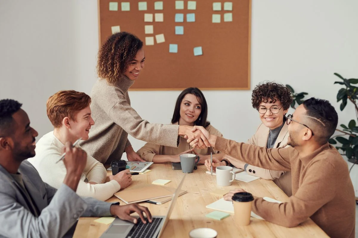 Tim bisnis berdiskusi dalam rapat kantor